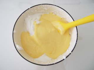 7、小黄人酸奶蛋糕,将蛋黄糊倒入剩余的蛋白中，搅拌均匀