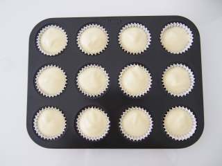 8、小黄人酸奶蛋糕,迷你玛芬模中放入高温纸杯，将面糊倒入