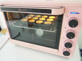 9、小黄人酸奶蛋糕,160度中层上下火，烘烤20分钟左右熟透即可