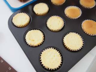 10、小黄人酸奶蛋糕,烤好的蛋糕晾凉后，将表面切平整