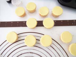 11、小黄人酸奶蛋糕,翻糖用黄色色素调成黄色，擀成薄片后用模具压出与纸杯大小一致的圆形，刷一层糖浆或者奶油霜固定在蛋糕表面
