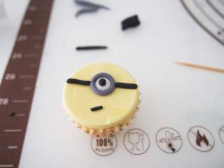 12、小黄人酸奶蛋糕,用黑色色素调出眼睛，灰色做镜框，组合成小黄人的样子就好啦