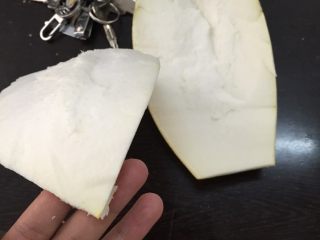 1、蜂蜜柚子茶,柚子皮肉分离，尽可能祛除白皮，不然做出来的柚子茶会很苦很苦！不能偷懒哦。