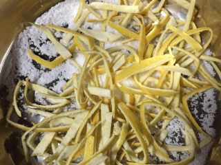 2、蜂蜜柚子茶,将黄色外皮切细丝，撒盐