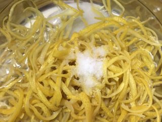 3、蜂蜜柚子茶,加水，泡着待用。一定要多放盐，去苦味的。