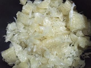 4、蜂蜜柚子茶,柚子肉撕碎待用