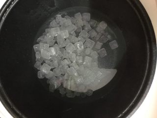 5、蜂蜜柚子茶,先将冰糖，加入适量清水煮开