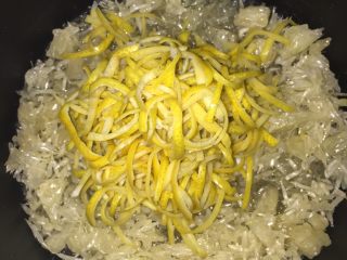 6、蜂蜜柚子茶,在糖融了的时候放入柚子肉和捞起来的柚子皮，一起熬制。