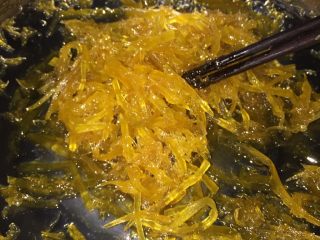 8、蜂蜜柚子茶,快干的时候一定要不断搅拌，不然容易煮焦。切记