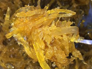 9、蜂蜜柚子茶,水份收干起锅，柚子呈拔丝焦糖金黄的颜色。摊开晾干