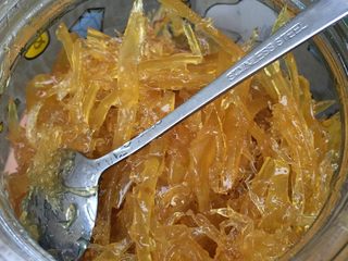 10、蜂蜜柚子茶,装入提前消毒好的密封罐，加入蜂蜜，以刚好没过柚子肉为最佳。可即食，但封存两日后食用最佳