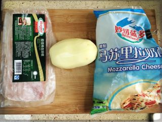 1、芝士培根焗土豆,食材图。这主要是给亲们看芝士和培根的品牌。口感比较好！