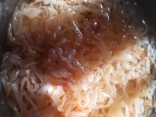 1、人人都爱吃凉拌海蜇皮,海蜇皮很咸，要提前一天左右浸泡，最少要泡5.6个小时，不然无法吃。