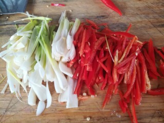 3、人人都爱吃凉拌海蜇皮,蒜白，红辣椒切丝