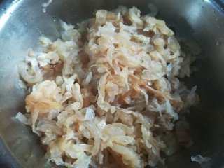 4、人人都爱吃凉拌海蜇皮,浸泡后，不咸的海蜇皮，用手使劲捏干水分。