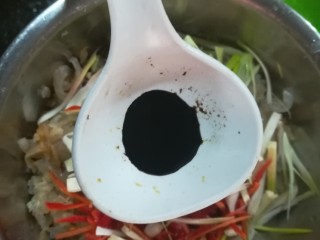 6、人人都爱吃凉拌海蜇皮,加入酱油