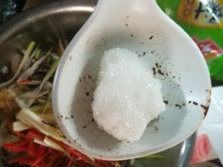 7、人人都爱吃凉拌海蜇皮,加入白糖，可以不加哦