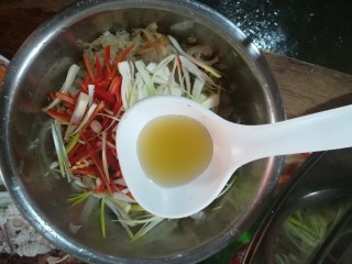 8、人人都爱吃凉拌海蜇皮,加入醋，要多点，不然不酸，不好吃。