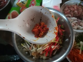 9、人人都爱吃凉拌海蜇皮,加入辣椒酱，喜欢辣的宝宝可以多加点哦。