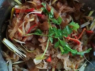 10、人人都爱吃凉拌海蜇皮,搅拌均匀，最后要吃时候再加芫荽，不然会黄了，不好看。