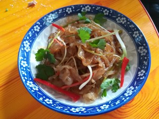 13、人人都爱吃凉拌海蜇皮,今晚，我们家请客，它是最受欢迎的菜之一。