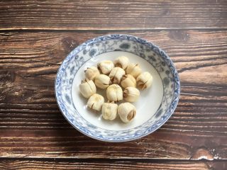 1、莲子百合绿豆粥,莲子含有丰富的蛋白质、淀粉、磷脂、生物碱、类黄酮以及多种维生素等营养保健成分，具有补脾止泻，止带，益肾涩精，养心安神之功效。而且其铁的含量也非常丰富，具有治疗贫血、减轻疲劳的作用。我们买的莲子通常都是已经去了芯得莲子，食用时甘甜可口。