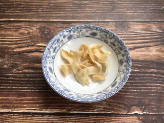 2、莲子百合绿豆粥,百合干有很高的药用价值。解毒、理脾健胃、利湿消积、宁心安神、促进血液循环等功效。主治劳嗽、咳血、虚烦惊悸等症，对医治肺络疾病和保健抗衰老有特别功效。