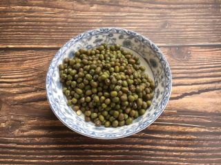 3、莲子百合绿豆粥,绿豆清热解毒。