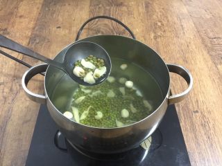 7、莲子百合绿豆粥,放入莲子、百合、绿豆，大火煮开。