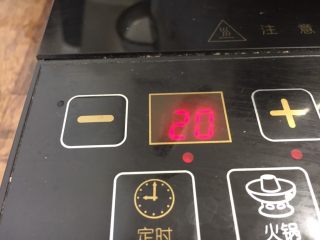 11、莲子百合绿豆粥,小火煮20分钟即可。