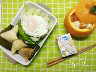 1、一个人没有厨房的日子(二),送给别人的迷你粽子，自己也留了几个做自己第二天的早餐。泰国的豆奶十分好喝。丑八怪也太贵了，买了三个花了我二十几块。心在滴血。