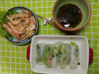2、一个人没有厨房的日子(二),慢慢开始不单单只做早饭了。连中饭都要自己尝试来做。越南米纸卷配上自己调的蘸料。菜场叔叔送了我一点小米椒，辣辣的，可好吃了。炸虾也好吃。在学校的时候几乎都不怎么能吃到海鲜啊。