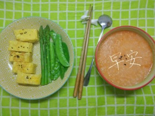 3、一个人没有厨房的日子(二),玉子烧，水煮芦笋和扁豆。虾油粥。鲜美极了。