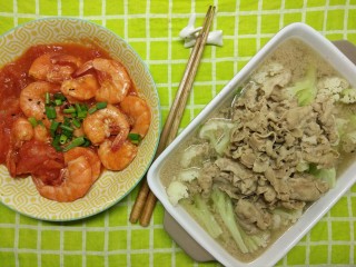 4、一个人没有厨房的日子(二),上面的虾油就是这里的虾头熬出来的啦。番茄开背虾，和花菜羊肉卷。量很多，我就不吃米饭的。我超喜欢膻味很重的羊肉，太好吃了!