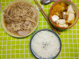 5、一个人没有厨房的日子(二),猪肝炖豆腐和羊肉炒金针菇。(我自己一个星期要吃一次羊肉，羊肉对身体很好的。)后来，连食堂的米粉都开始嫌弃了。自己用汤锅蒸的。放一点点猪油和冰糖，蒸出来，再用锅煮汤炒菜。