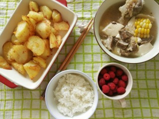 11、一个人没有厨房的日子(二),中饭的椒盐土豆，地梅果和排骨汤。