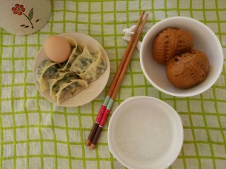 10、一个人没有厨房的日子(二),蒸饺。核桃包很好吃。不知道你们那的超市能不能买到呢。