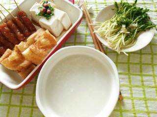 13、一个人没有厨房的日子(二),还是菜场卖的豆苗好吃。牙签肉也很好吃。都现成的东西，早饭是很快手的。