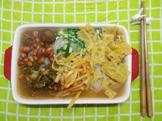 16、一个人没有厨房的日子(二),回学校了的螺蛳粉哈哈哈。室友都不在，不然会被嫌弃死。