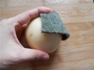 2、雪梨糯米豆浆,用布沾小苏打粉搓洗雪梨外皮。