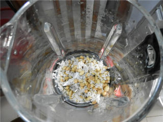 5、雪梨糯米豆浆,把黄豆、糯米放入UKOEO破壁机里面。
