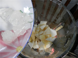 7、雪梨糯米豆浆,倒入冰糖。