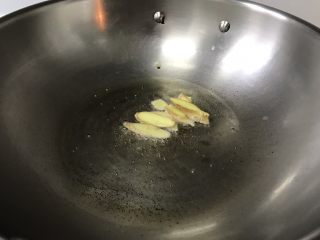 3、酱烧鸭翅根,放入姜片煸香
