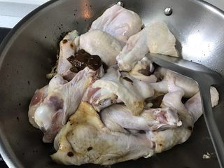 6、酱烧鸭翅根,放入豆瓣酱继续翻炒。