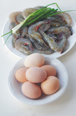 1、滑蛋虾仁,准备材料，事先将虾洗净冷冻30分钟。