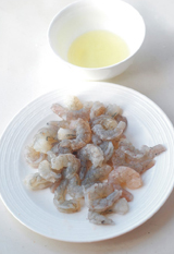 2、滑蛋虾仁,虾剥壳取出虾仁，背部划一刀，用少许盐混合均匀放置5分钟，然后将盐洗去，用厨房纸将水份吸干。