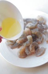 3、滑蛋虾仁,虾仁里加盐、料酒、白胡椒粉、蛋清、干淀粉搅拌均匀。