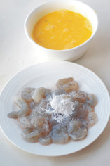 4、滑蛋虾仁,再加入玉米淀粉拌匀腌制片刻，鸡蛋液打散加入水淀粉拌匀。