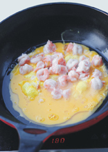 7、滑蛋虾仁,一开始不要翻动,感觉蛋液周围稍微凝固时倒入滑好的虾球。