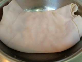 1、年菜_东北自制皮冻,猪皮洗净备用